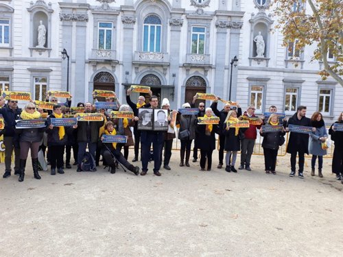 Diputados y senadores de ERC en un acto de protesta ante el Tribunal Supremo
