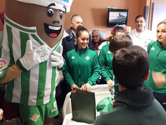 Visita del Betis al Hospital de Valme