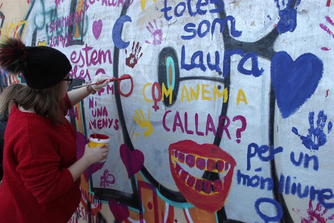 Una de las alumnas en el mural
