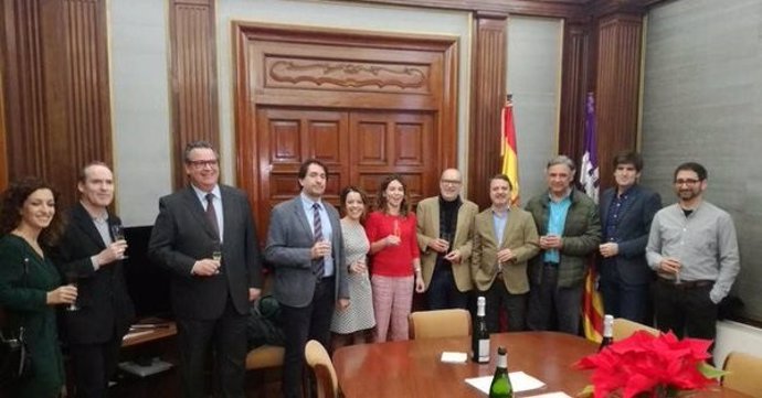 Delegada del Gobierno en Baleares brinda con representantes de medios