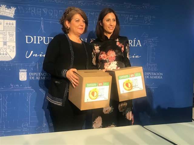 Carmen Belén López y Lourdes Ramos con las urnas de la campaña.