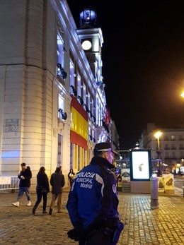 Agente de Policía Municipal frente a la fachada de la Real Casa de Correos