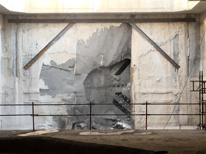 La tuneladora en la seva arribada als voltants de la futura estació de la T1