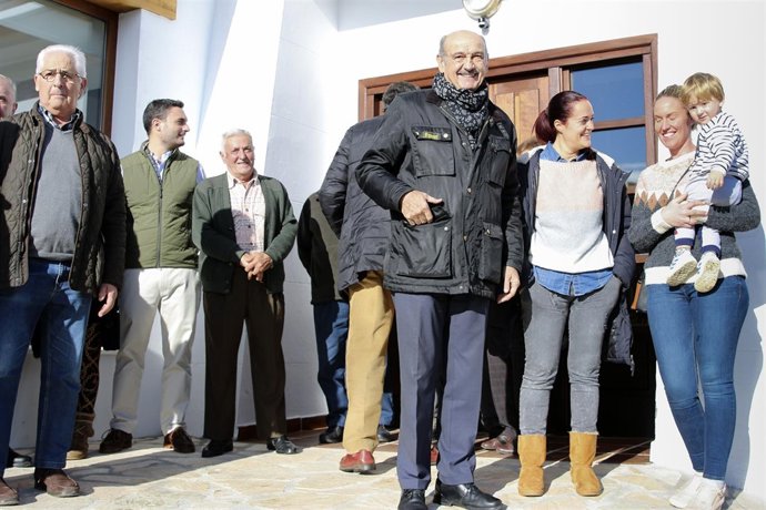 Mazón inaugura la rehabilitación de las antiguas escuelas de Catanedo