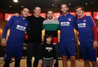 Fernando Torres y David Villa visitan a la plantilla del Atlético de Madrid