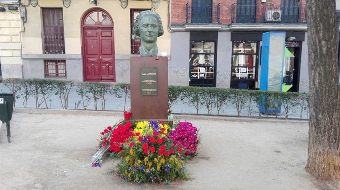 El busto de Clara Campoamor regresa a Malasaña 