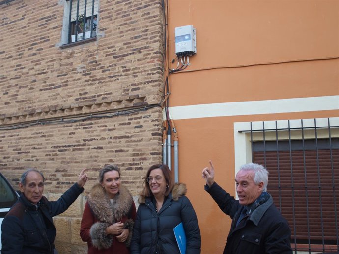 Seco (2I) y Armisén (2D) debajo de un punto de fibra en Fuebtes de V. 19-12-2018