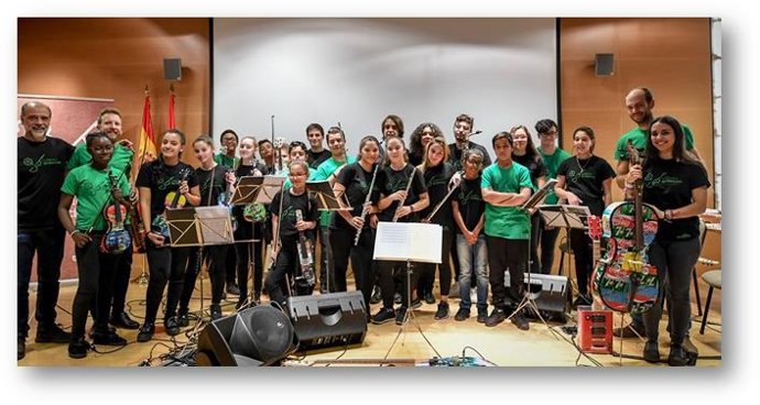 La Música del Reciclaje lleva su música por Navidad al Centro Alzheimer de la Fu
