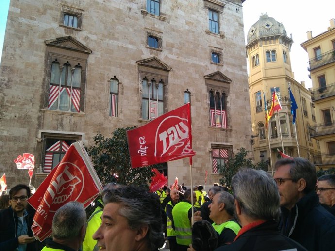Concentración de trabajadores de FGV ante el Palau de la Generalitat