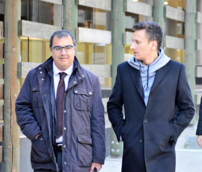 El Mag Lari al costat del seu advocat