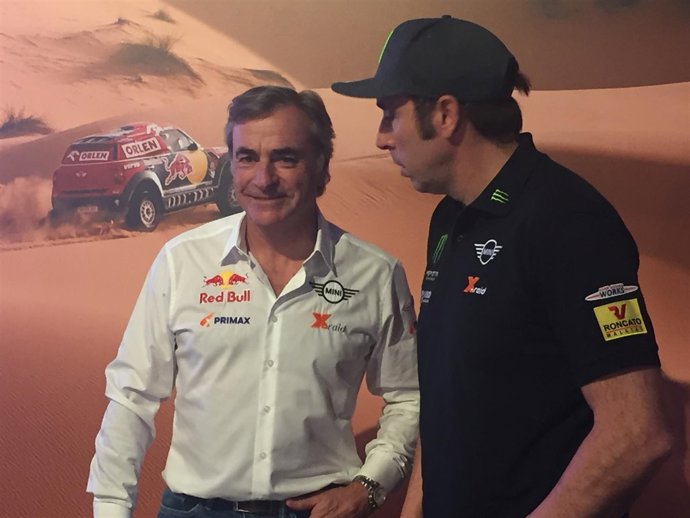 Carlos Sainz junto a Nani Roma