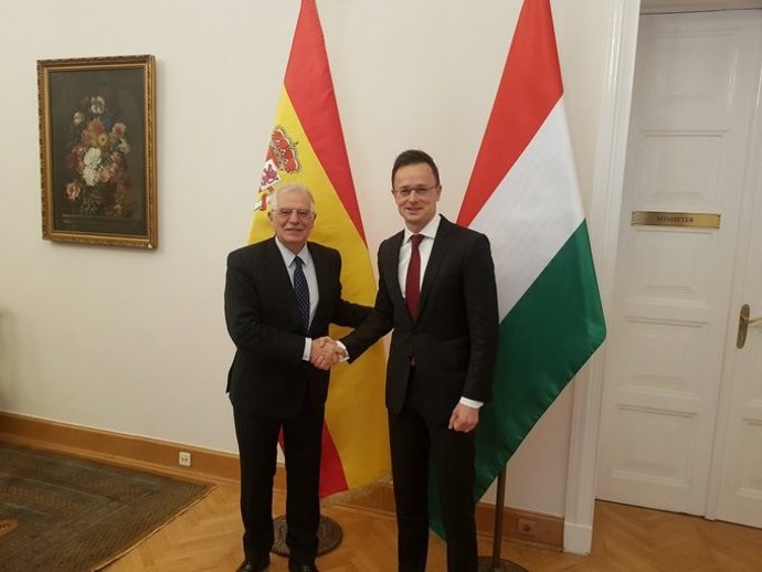 Josep Borrell en Budapest con su homólogo, Péter Szijjártó