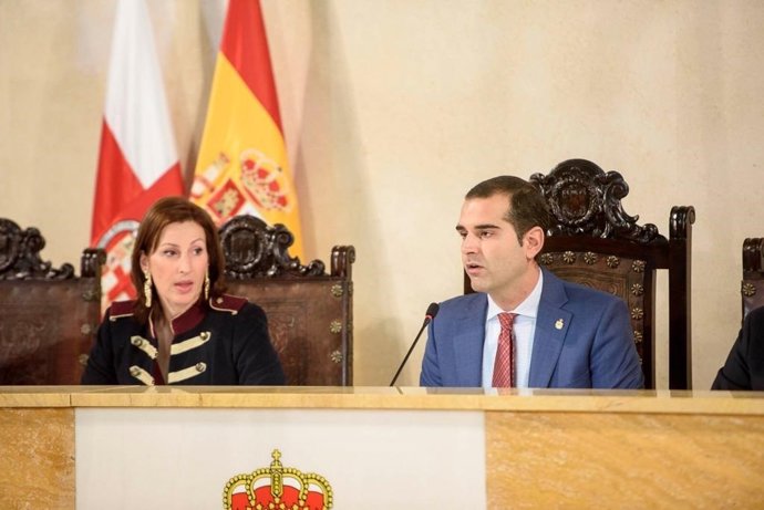 El alcalde de Almería en el pleno junto a la edil María Vázquez