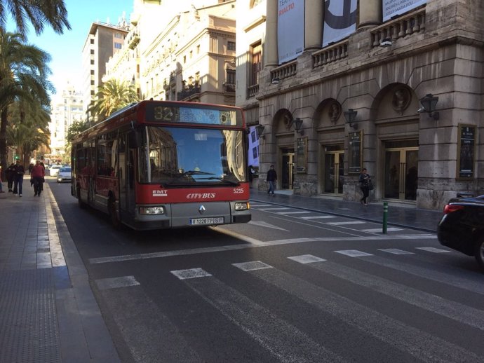 Autobús de la EMT en el centro de València 