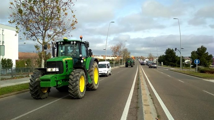 Un tractor de la protesta a su paso por el puente Fernández Casado