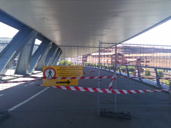 Imagen de archivo. Puente Euskalduna cortado 