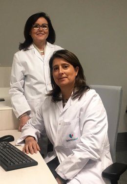 La jefa de Oncología Médica, María Jesús Rubio, y Raquel Serrano (izda.)