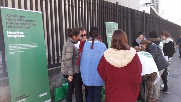 Recogida de firmas para la iniciativa de Satse en Sevilla