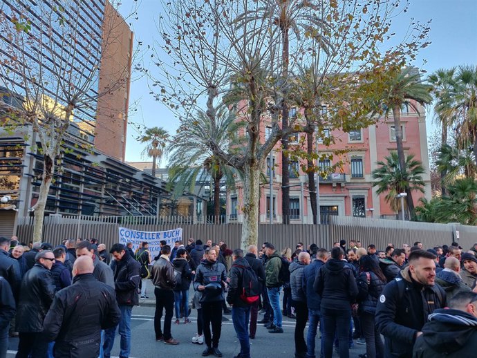 Més de 100 mossos es concentren davant d'Interior pel Consell de la Policia