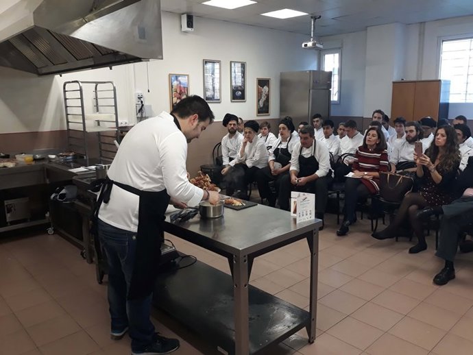 Juan Carlos Benito realizando un show cooking