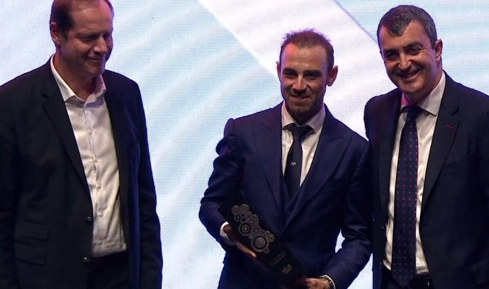 Alejandro Valverde recibe el Velo d'Or en presentación Vuelta a España 2019