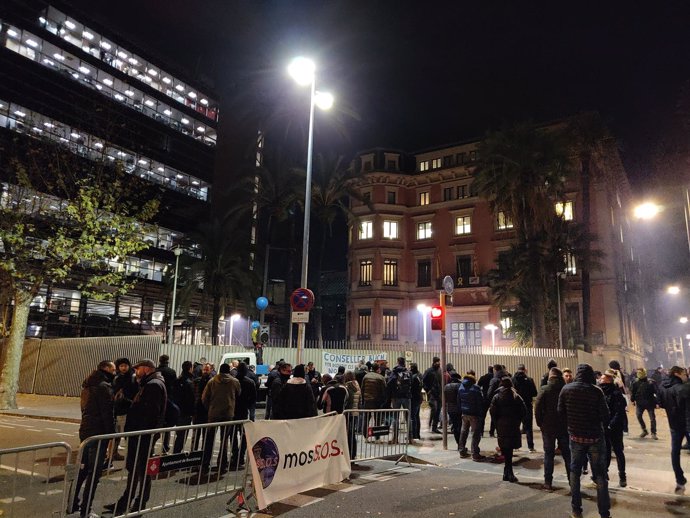 Concentración de mossos d'Esquadra ante Interior