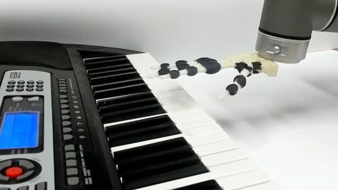 Una mano robor impresa en 3D toca el piano