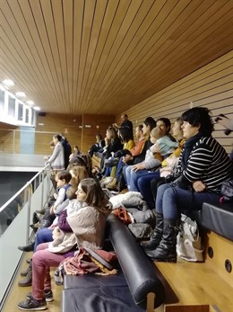 Las madres con hijos durante el pleno.