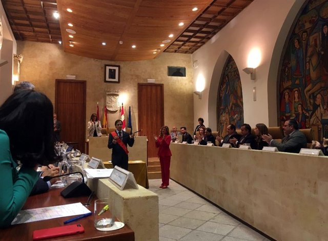 García Carbayo toma el bastón de mando del Ayuntamiento de Salamanca.