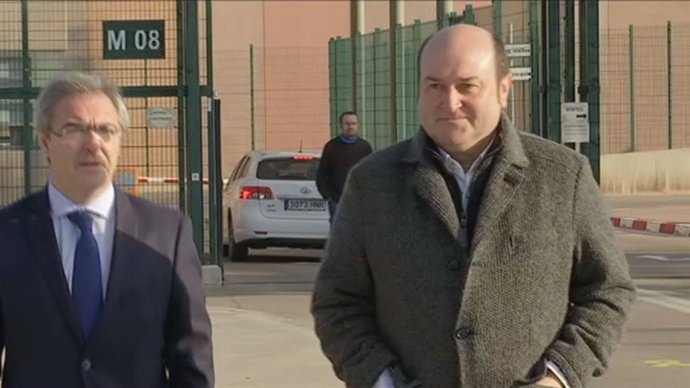 Los dirigentes del PNV Joseba Aurrekoetxea y Andoni Ortuzar en Lledoners