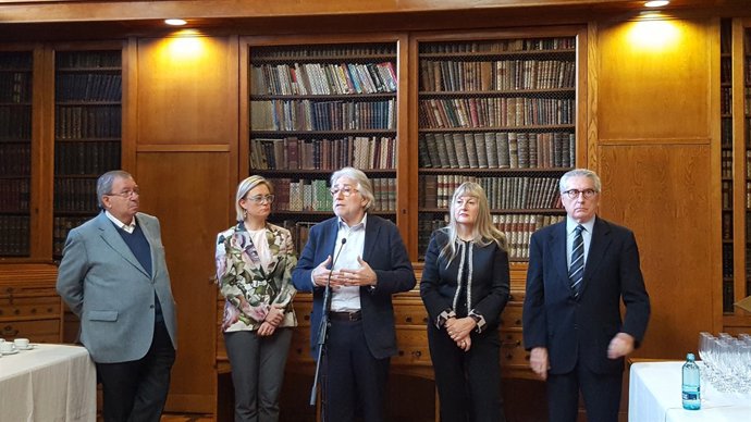 Al mig, el president de Foment del Treball, Josep Sánchez Llibre
