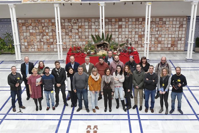 Los periodistas posan con la presidenta de la Asamblea