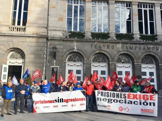 Concentración de funcionarios de la cárcel de Asturias