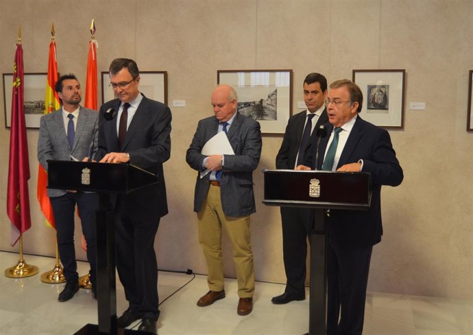 Valverde y Ballesta presentaron los nuevos servicios