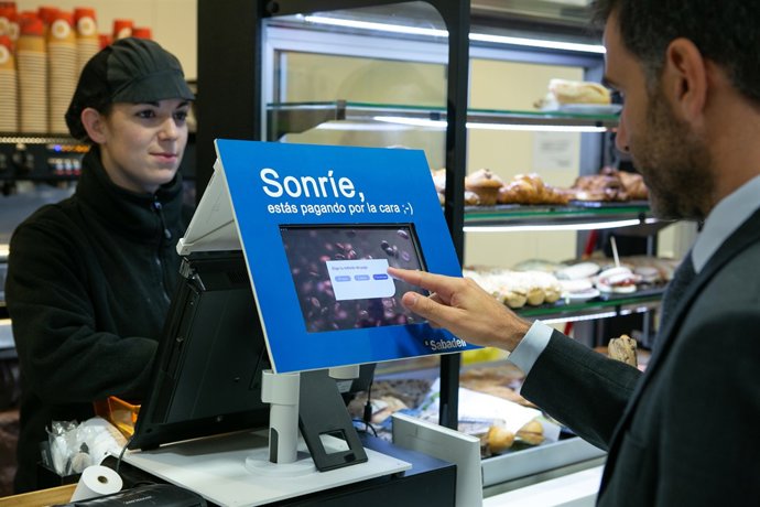 Banc Sabadell presenta un sistema de pagament a través del reconeixement facial