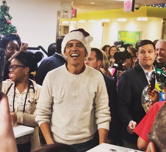 Barack Obama de visita en un hospital infantil por Navidad