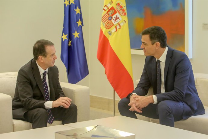 Pedro Sánchez recibe al presidente de la Federación Española de Municipios y Pro