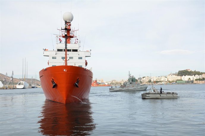 Foto de maniobra del Hespérides saliendo del puerto de Cartagena