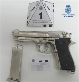 Arma simulada incautada