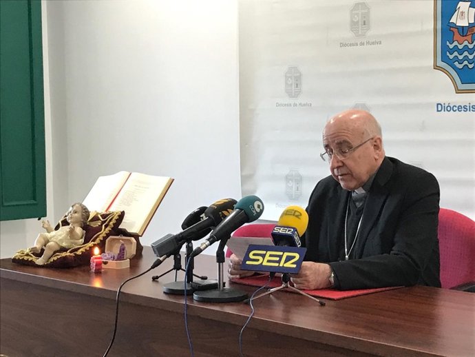 El obispo de Huelva durante el discurso.