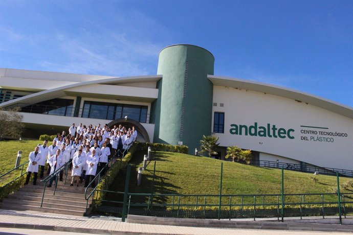 Profesionales de Andaltec ante la sede del centro.