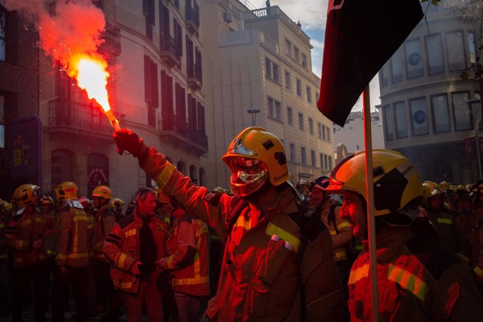 Manifestación de Bomberos de la Generalitat en Barcelona