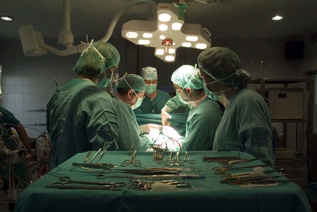 Cirujanos médicos hospital quirófano intervención