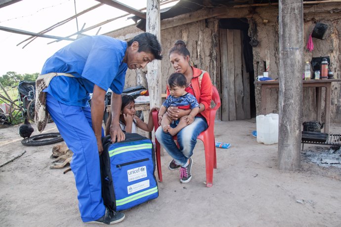 Sanitario de Unicef repartiendo material donado por la Fundación Leo Messi