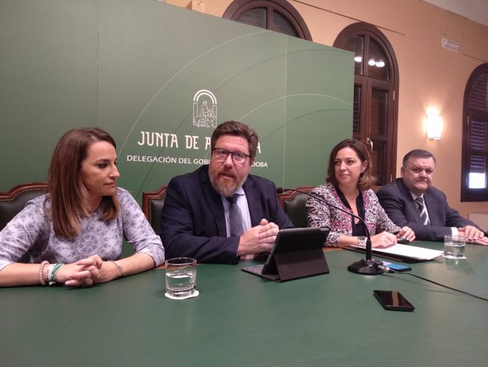 Sánchez Haro y Ambrosio (centro) en rueda de prensa