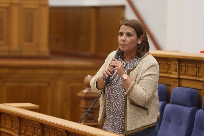 Consejera de Fomento, Agustina García Élez, en el pleno de las Cortes