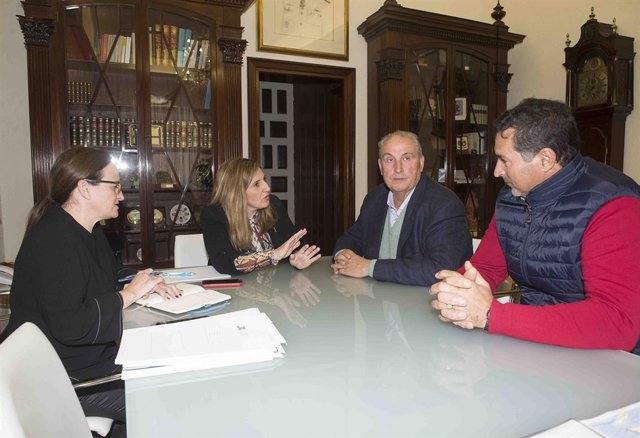 Irene García con regantes de Sanlúcar