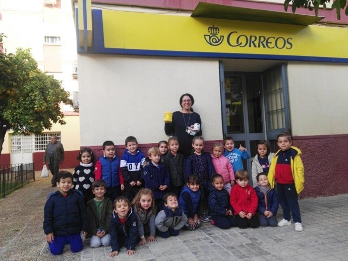 Visita de escolares a Correos