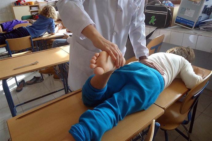 Niño, pie, camilla, médico