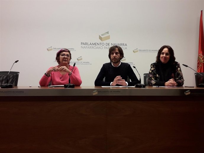 Ainhoa Aznárez (d), Mikel Buil y Tere Sáez, parlamentarios de Podemos Navarra.